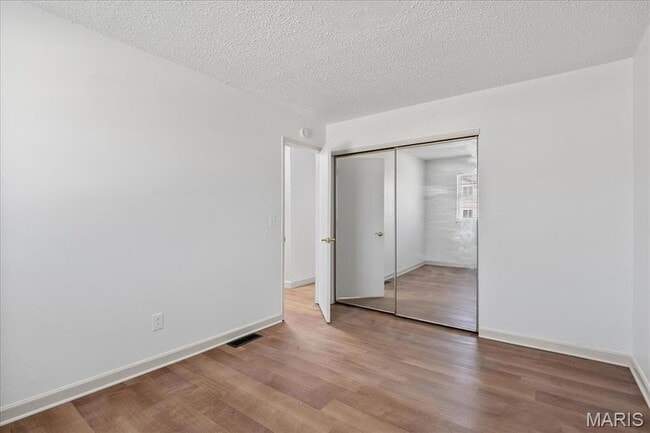 Building Photo - 807 Estate Dr