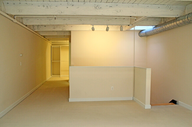 Building Photo - 1265 Sq Ft Dazzling Urban Chown Pella Loft...