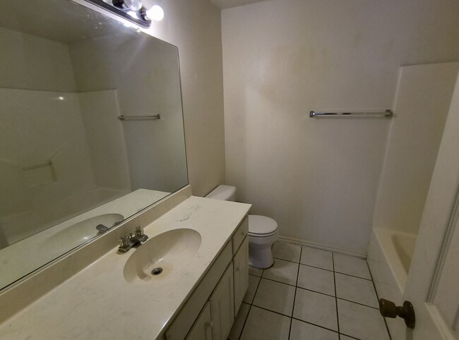Building Photo - Beautiful 3-Bedroom, 2-Bath Home with Atta...