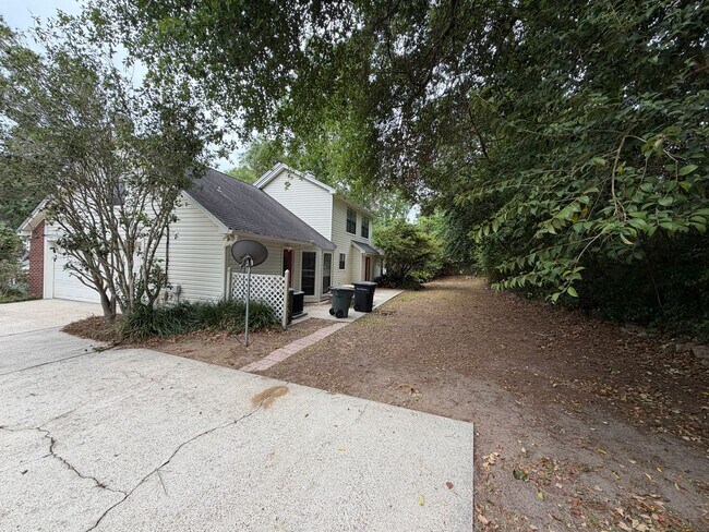 Building Photo - Beautiful Large home off of Mahan