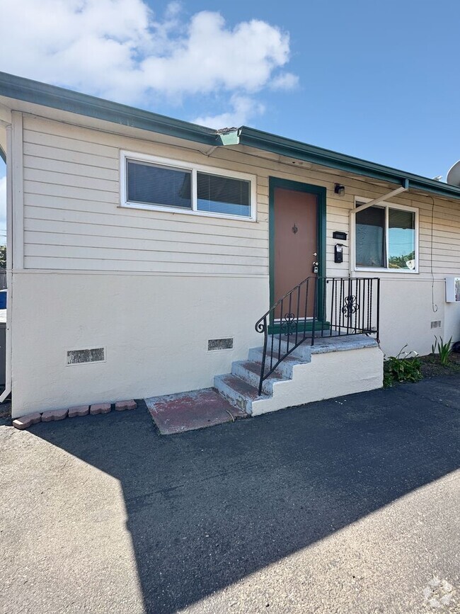 Building Photo - Upgraded Two Bedroom Apartment in 4-Plex