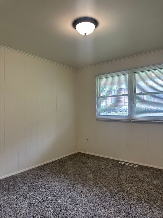 Building Photo - 4 Bed 2 Bath Home Available in Reynoldsburg!