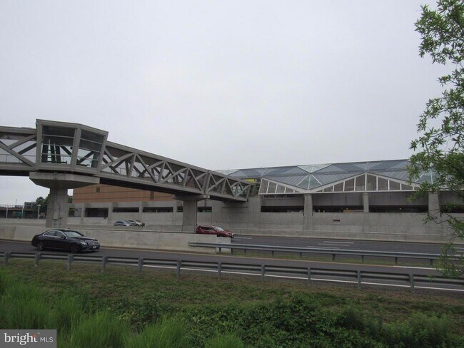 Building Photo - 11200 Chestnut Grove Square