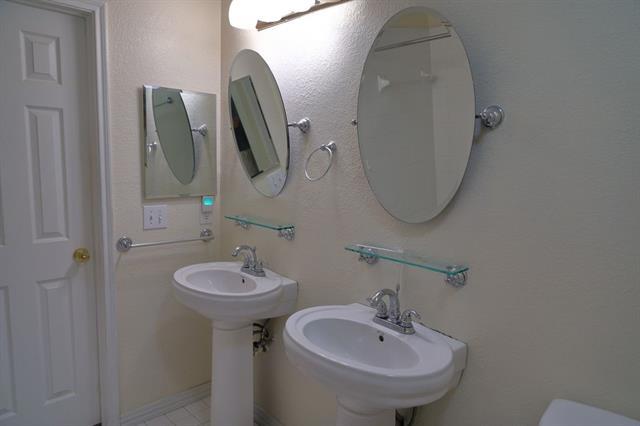 Building Photo - 2900 Bluffs Ct
