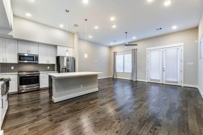 Building Photo - 806 Thornton Rd