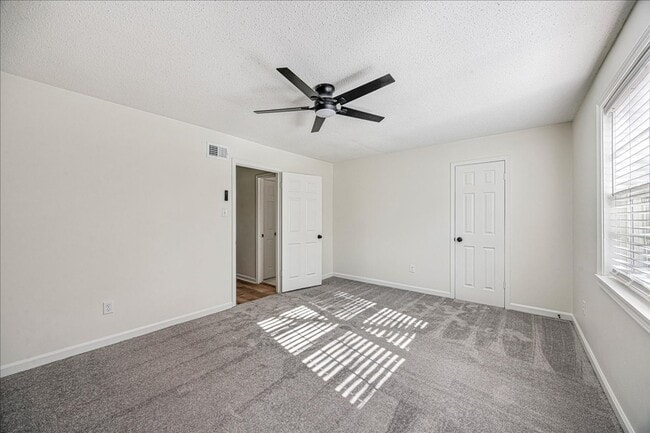 Building Photo - Updated 3 Bedroom Townhome