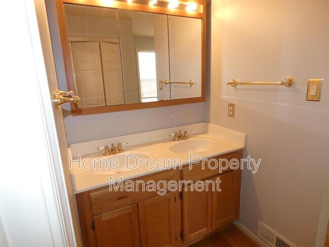 Building Photo - 2623 Van Buren St