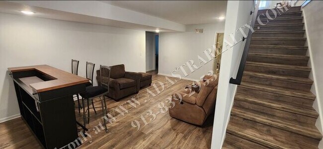 Building Photo - Like New Furnished Home in Lawrence Short Term Lease-Available NOW!!