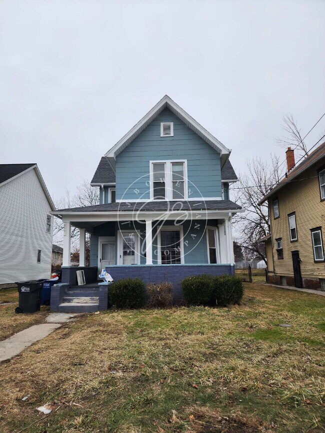 Building Photo - Spacious 2 bedroom main floor duplex! Tons of character! Convenient location!