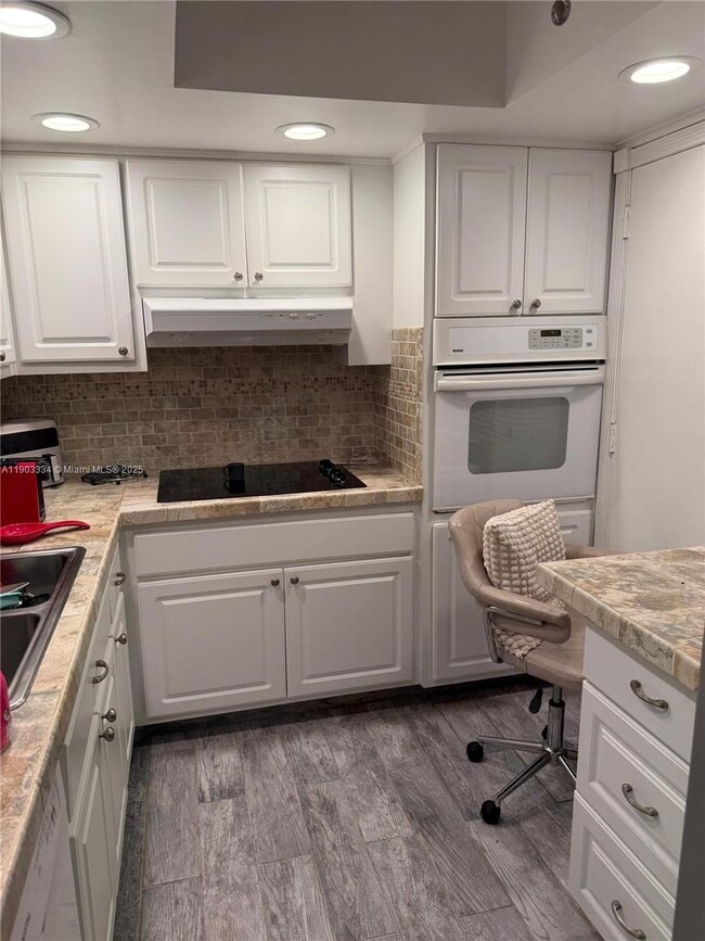 Building Photo - 400 Kings Point Dr