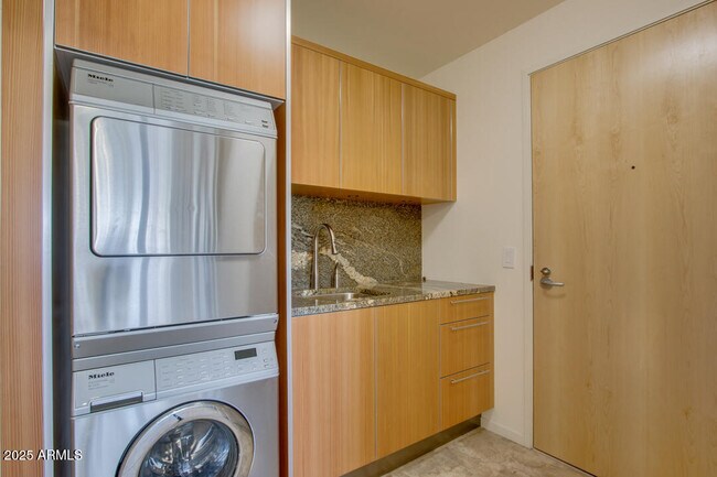 Building Photo - 7117 E Rancho Vista Dr