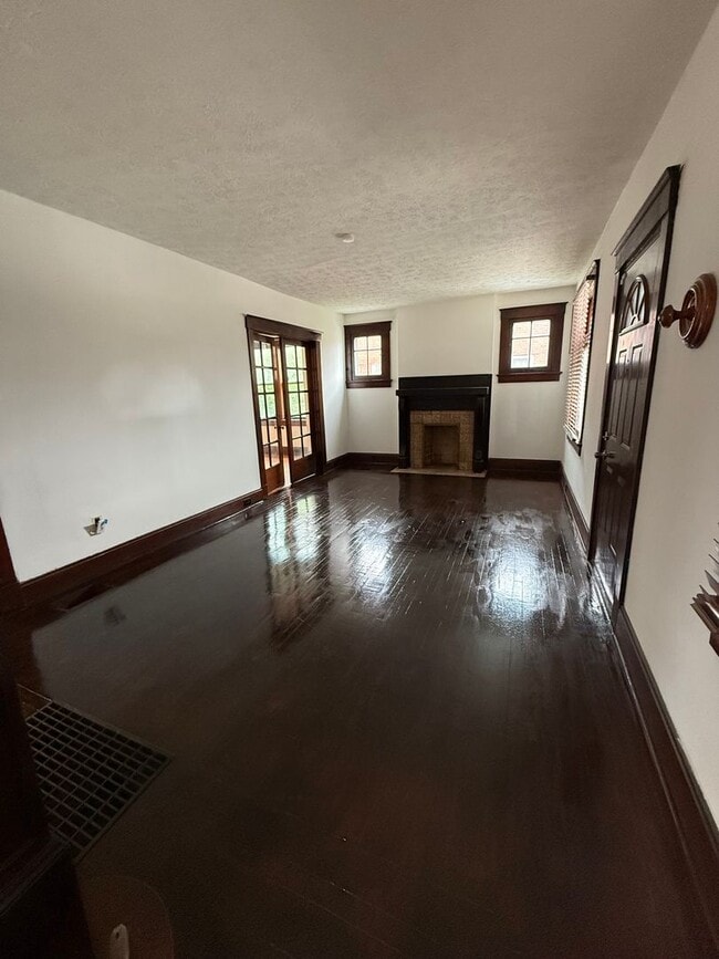 Building Photo - Spacious 3-bed 2-full bath available now