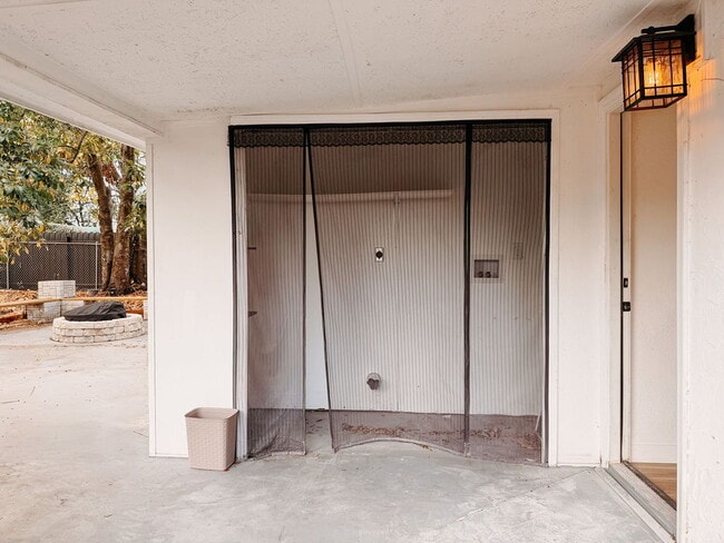 Building Photo - Home For Rent in Tampa - FULLY FENCED IN BACKYARD!