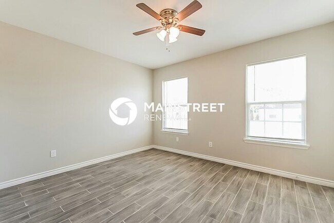 Building Photo - 3 Bedroom Pet-Friendly Home in Dallas, TX with Main Street Renewal