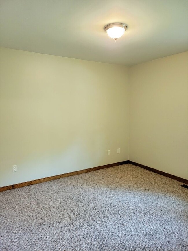 Building Photo - Spacious 3 bedroom 2 bath rancher availabl...