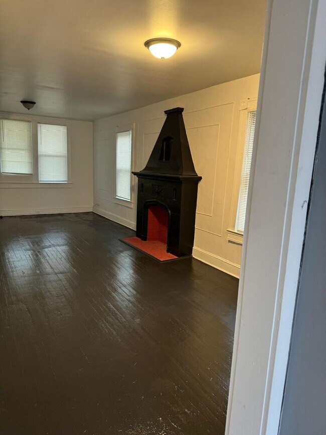 Building Photo - Recently Renovated Three Bed One Bath Ready For A New Tenant!