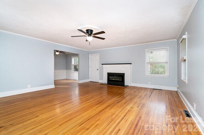 Building Photo - 1005 Home Trail