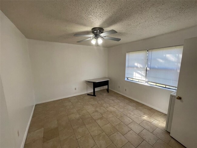 Building Photo - 401 SE 12th St