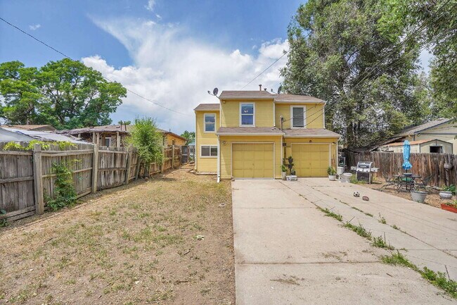 Building Photo - $2,465.00, 2 bed, 1.5 bath, located in Denver