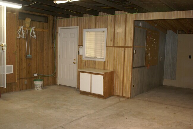 Building Photo - 5123 Stream Ct NE