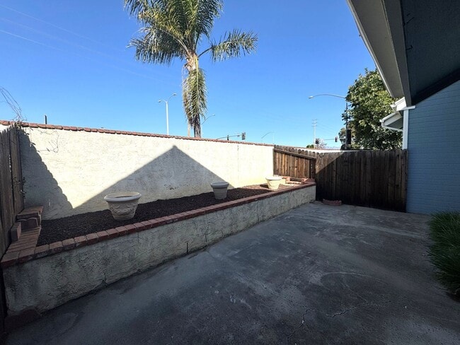 Building Photo - Townhome-Style 2BR/2.5BA + Loft | East Ventura (Beacon Court Community)