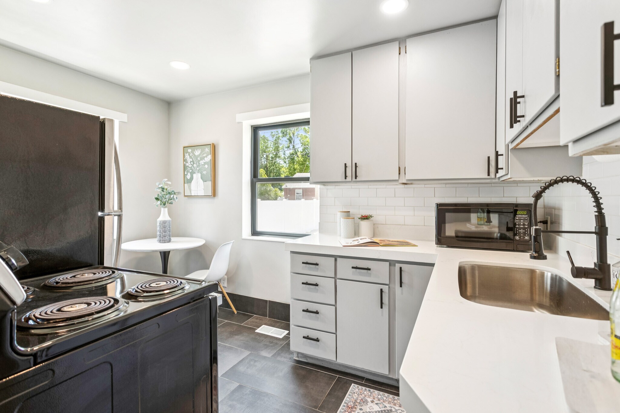 Building Photo - 983 N Poinsettia Dr