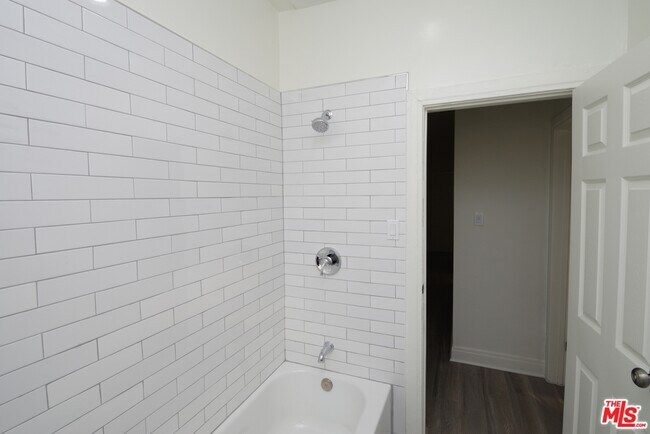 Building Photo - 1142 Mullen Ave