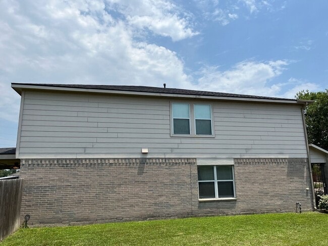 Building Photo - 15202 Lynford Crest Dr