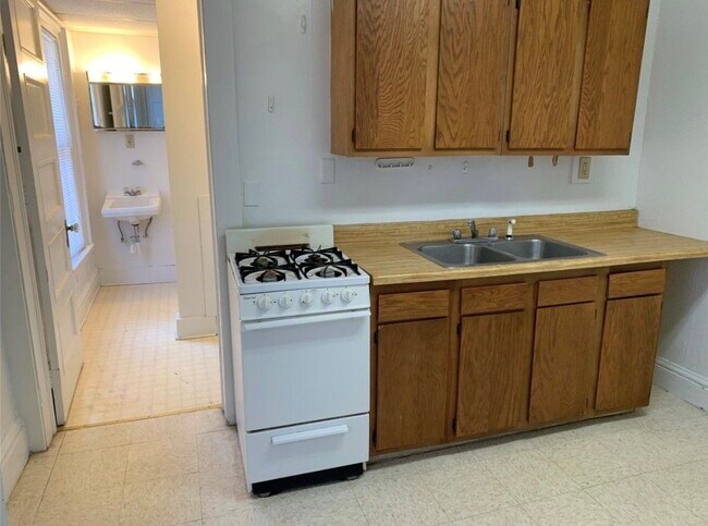 Building Photo - 97 Oak St