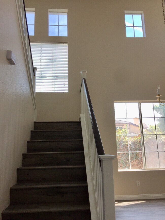 stairs to 2nd floor - 504 Robins Pl