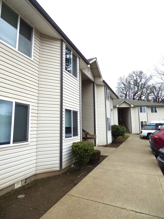 Building Photo - Rent Special: April's Rent FREE!! 2 Bedroom 1 Bath Unit NE Salem!