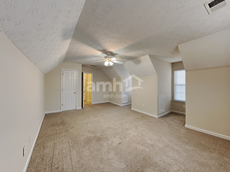 Building Photo - 6035 Savannah Dr