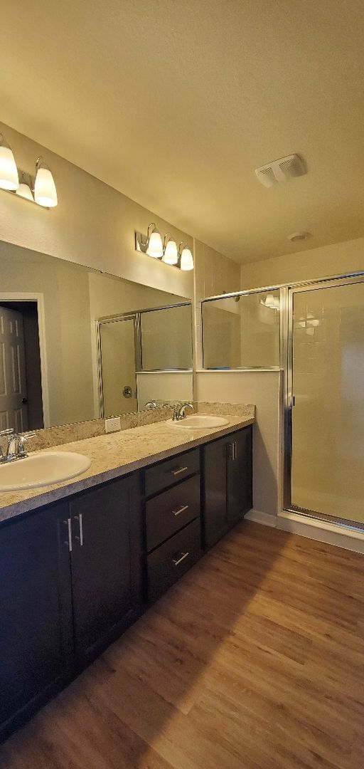 Building Photo - 4-Bedroom, 2-Bathroom in Villamar Winter Haven