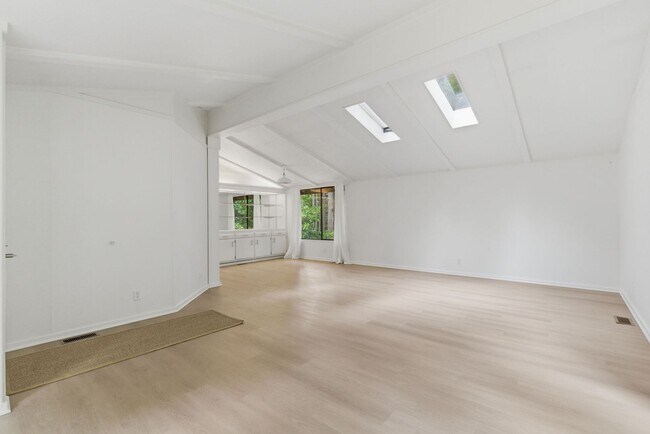 Building Photo - Single level Bainbridge Island home