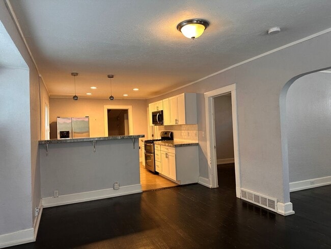 Building Photo - 3 Bedroom Home Across From Trolley Square