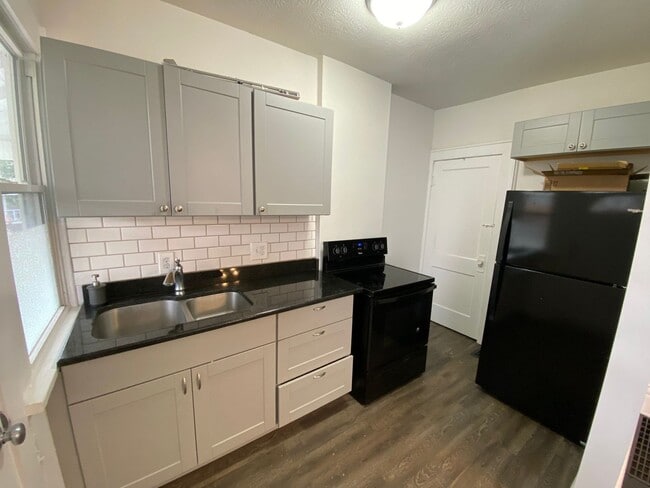 Building Photo - E Hudson St 163-167 NSLLC