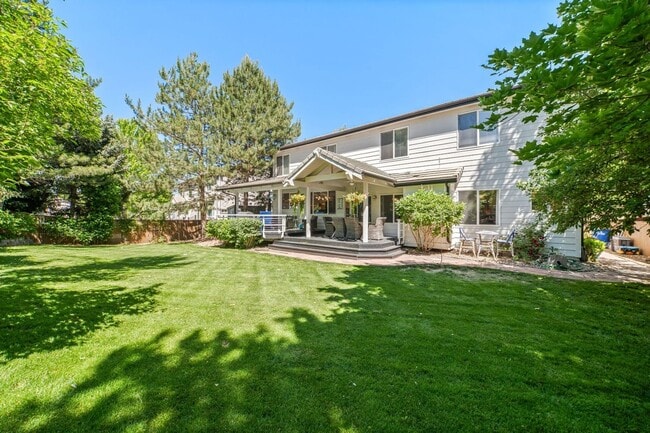 Building Photo - 2062 Hyacinth Rd