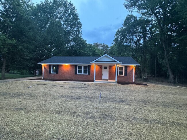 Building Photo - 4 Bed, 2.5 Bath with Park Access in the perfect location in Nicholasville! Stainless Steel Applia...