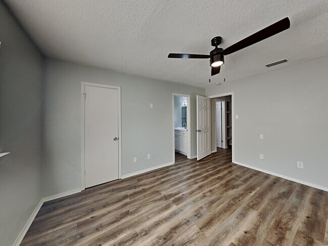 Building Photo - 2312 Suffolk Ln