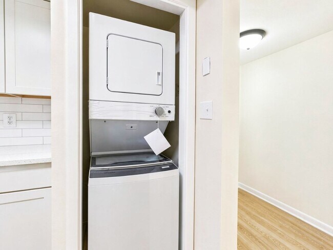 Building Photo - AVAILABLE NOW! Beautifully Renovated First-Floor Condo with Peaceful Screened Lanai