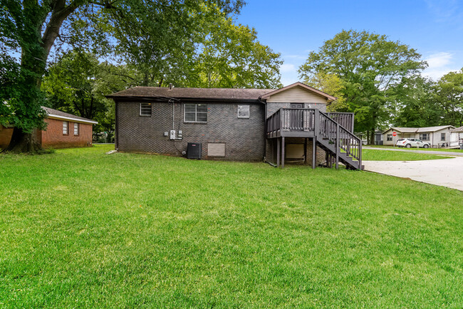 Building Photo - 3 Bedroom Brick Home