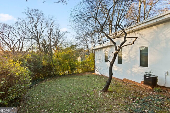 Building Photo - 935 Custer Ave SE