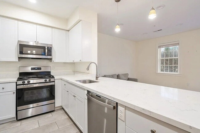 Building Photo - 70 Endicott St