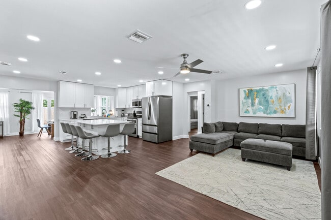 Building Photo - 1800 NE 28th Ave