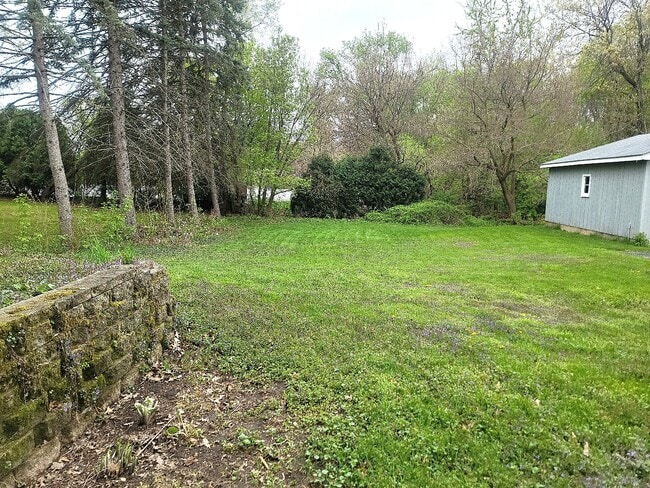 Building Photo - 70 Pine Ct