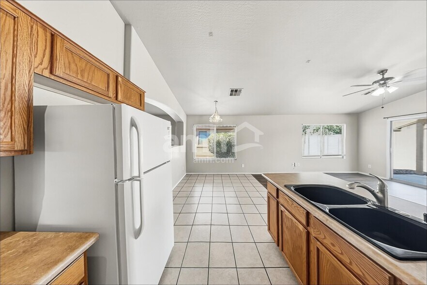 Building Photo - 16660 W Cottonwood St