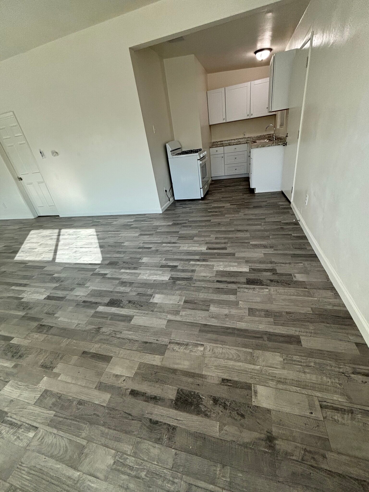Building Photo - 465 W Ramona Dr