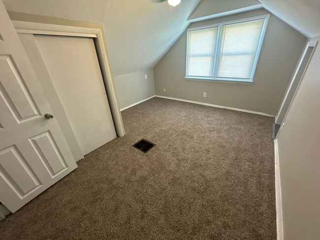 Building Photo - Roomy 4 Bed/1 Bath