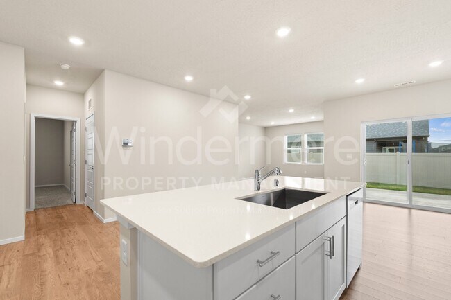 Building Photo - Welcome to this stunning 4-bedroom, 2-bathroom home located in the heart of Spokane, WA.