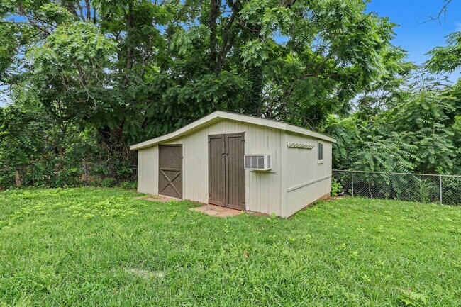 Building Photo - Adorable in Central Edmond